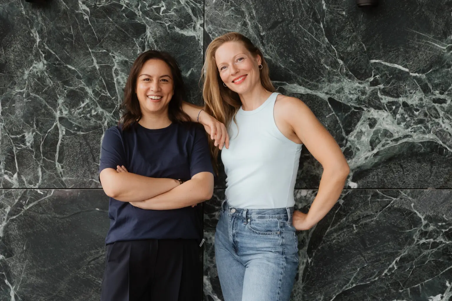 Marken von Morgen Michele und Martha stehen lässig angelehnt an eine Marmorwand