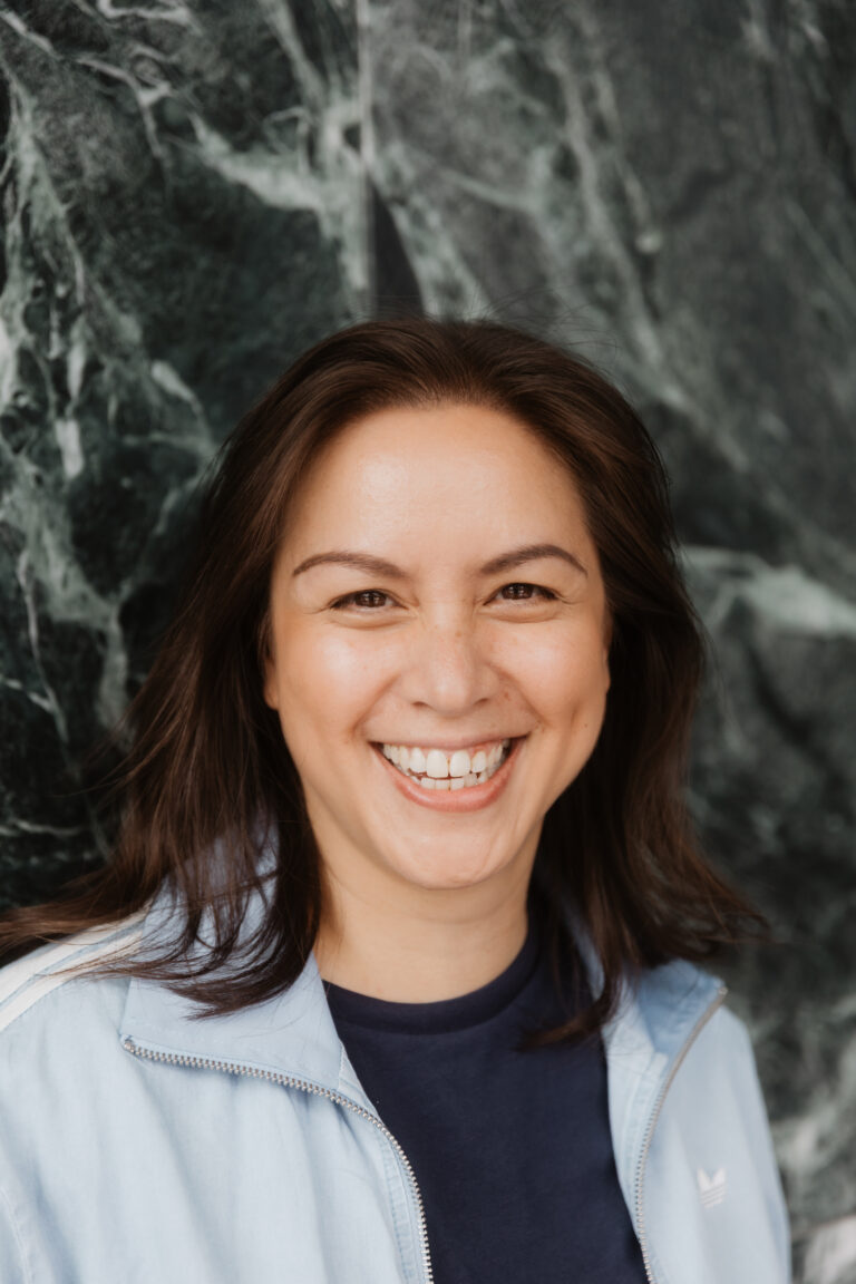 Michele Schmitt Profilbild vor Marmorwand