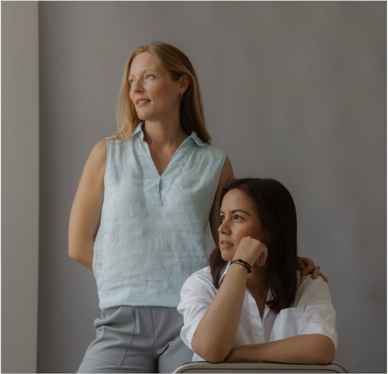 Marken von Morgen Martha und Michele blicken seriös zur Seite